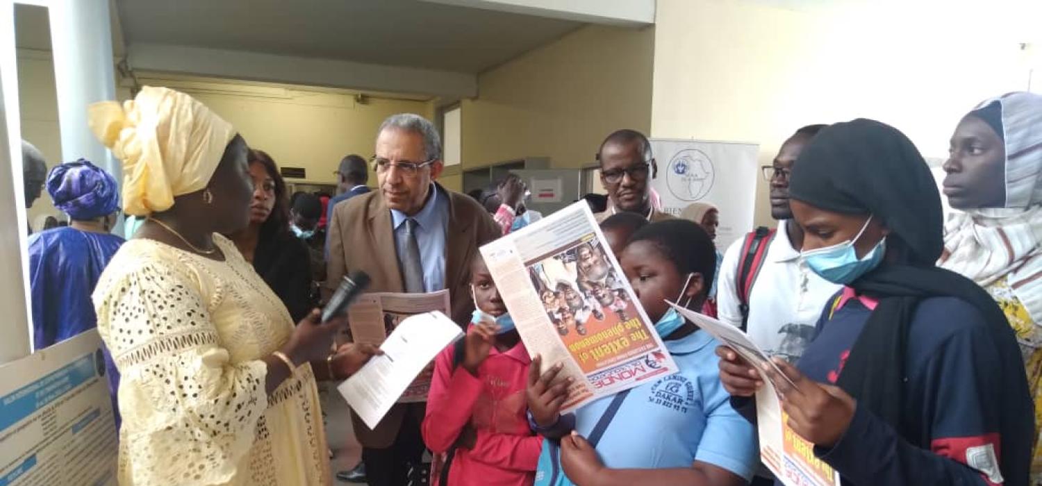 Le stand du LARTES-IFAN visité par Pr Cheikh Mbacke Diop